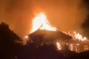 හිටපු ඇමති කෙහෙළියගේ නිවසක් ගිනි පත් කරයි.. වීඩියෝ සහිතයි  (VIDEO)