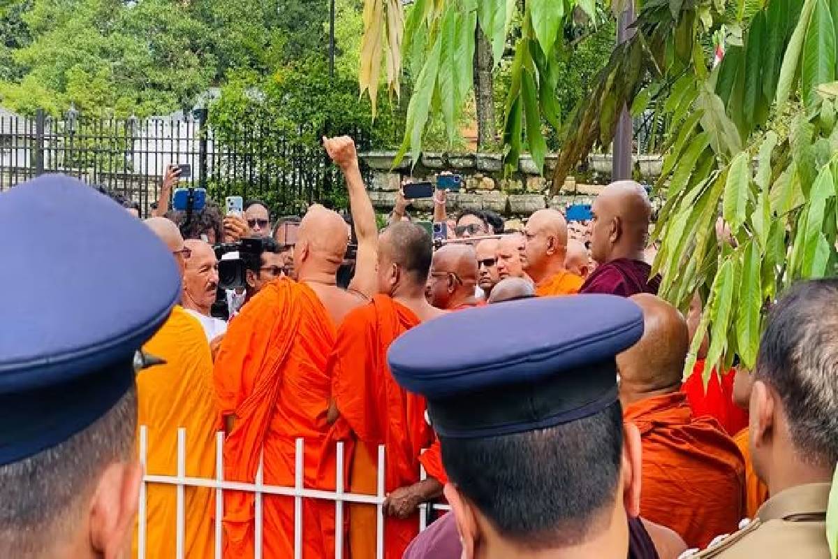 காவி உடையை அகற்றும் அதிகாரம் யாரிடம் …! தொடரும் சர்ச்சை | Only Buddhist Monks Can Disrobe A Monk காவி உடையை அகற்றும் அதிகாரம் யாரிடம் …! தொடரும் சர்ச்சை | Only Buddhist Monks Can Disrobe A Monk
