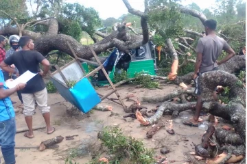 கிளிநொச்சி மாவட்டத்தில் பலத்த காற்றுடன் கூடிய மழை: மக்களின் இயல்பு வாழ்க்கை பாதிப்பு (Photos)