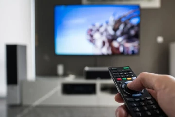 தொலைக்காட்சி பார்த்த சிறுவனுக்கு பெற்றோர் கொடுத்த தண்டனை