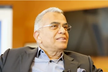 வெறும் 50 ரூபாயுடன் இந்தியாவை விட்டு வெளியேறியவர்., இன்று ரூ.17,000 கோடிக்கு சொந்தக்காரர்