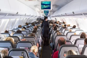 பிரபல கிரிக்கெட் வீரருக்கு விமானத்தில் நேர்ந்த அசம்பாவிதம்!