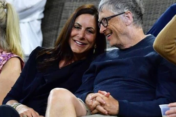 விவாகரத்தான பெண் ஒருவருடன் ஊர் சுற்றும் உலக பணக்காரரான பில் கேட்ஸ்!