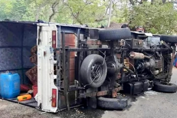 லொறியும் காரும் மோதி விபத்து; 15 பேரின் நிலை