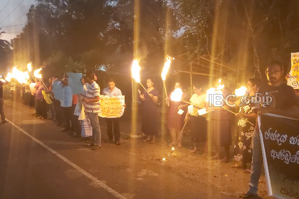 வவுனியாவில் தீப்பந்த போராட்டம் | Fireball Protest In Vavuniya