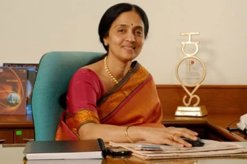 நீங்க ரொம்ப அழகா இருக்கீங்க! உங்கள் தோற்றத்தை.. பெரும்புள்ளி சித்ரா ராமகிருஷ்ணா விவகாரத்தில் சிக்கும் தமிழ் சாமியார்?