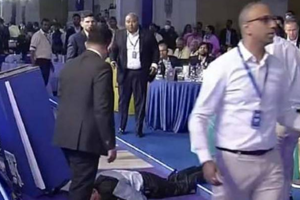 இலங்கை வீரரை வைத்து விறுவிறுப்பாக போன எலம்! திடீரென சரிந்து விழுந்த ஏலதார் | Ipl Hugh Edmeades Auction Ipl Mega Auction