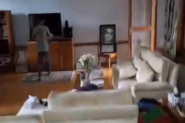 ஷேக் ஹசீனா மாளிக்கைக்குள் சென்று உணவுகளை ருசி பார்த்த போராட்டக்காரர்கள்!