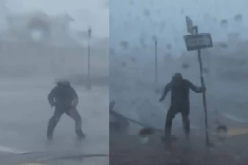 உயிரை பணயம் வைத்து செய்தி வாசித்த அமெரிக்க நிருபர்! கடுமையாக தாக்கிய சூறாவளி வீடியோ