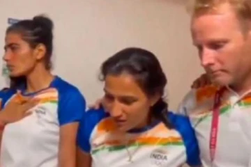 தயவு செய்து அழாதீங்க உங்கள பார்த்து நம்ம நாடு பெருமை கொள்கிறது ..கண்ணீர் விட்ட  இந்திய மகளிர் ஹாக்கி அணி.. ஆறுதல் கூறிய பிரதமர்