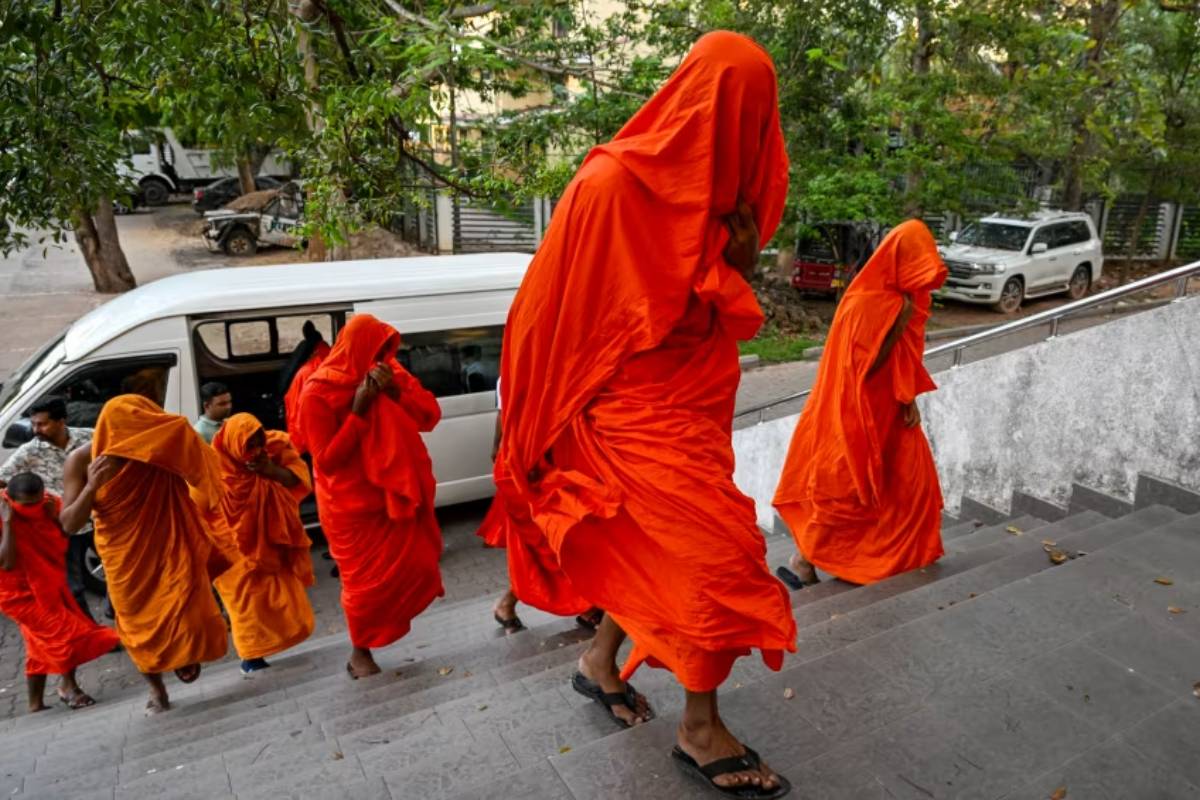 கட்டுநாயக்கவில் சிக்கிய 22 தேரர்கள்..! அடுத்தடுத்து அம்பலமாகும் அதிர்ச்சி தகவல்கள் | Sri Lanka 22 Buddhist Monks Carry 110 Kilos Drugs