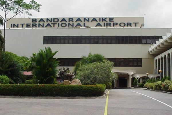 போலி கடவுச்சீட்டுடன் வந்தவர் விமான நிலையத்தில் கைது | Man Arrested At Airport With Fake Passport