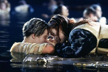 டைட்டானிக் ரோஸை உயிருடன் வைத்திருந்த மரக்கதவு ரூ.21 கோடிக்கு ஏலத்தில் விற்பனை