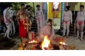 உடல் முலுவதும் மனித சாம்பல்..மண்டை ஓடுகள் - நள்ளிரவில் மிரளவைத்த அகோரிகள் பூஜை!