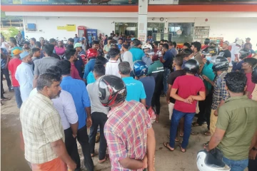 அரசாங்க அறிவுறுத்தலை மீறி மக்கள் முன்வைத்த கோரிக்கை: எரிபொருள் நிரப்பு நிலையத்தில் குழப்பம்(Photo)