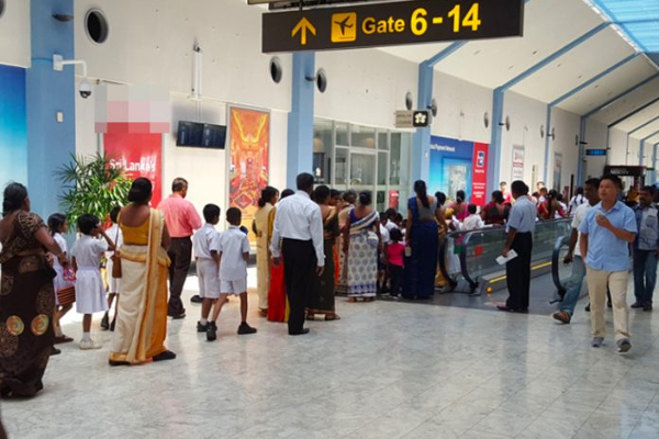 கட்டுநாயக்க விமான நிலையத்தில் வெளிநாட்டு பிரஜைகள் இருவர் கைது | Foreign Nationals Arrested At Katunayake Airport