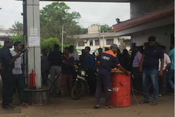 நாடளாவிய ரீதியில் எரிபொருள் தட்டுப்பாடு மக்களின் இயல்பு வாழ்க்கை தொடர்ந்தும் பாதிப்பு (Photos)