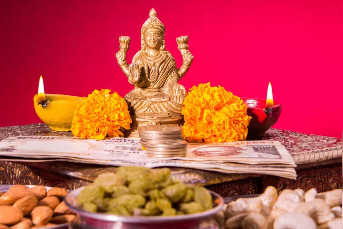 தீபாவளியன்று மகாலட்சுமியின் அருளைப் பெற செய்ய வேண்டிய 6 விஷயங்கள் என்ன? | Things To Do On Diwali To Get Lakshmi Blessings தீபாவளியன்று மகாலட்சுமியின் அருளைப் பெற செய்ய வேண்டிய 6 விஷயங்கள் என்ன? | Things To Do On Diwali To Get Lakshmi Blessings