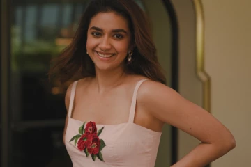 கீர்த்தி சுரேஷா இது.. ட்ரெண்டி லுக்கில் கிளாமர் போஸ்