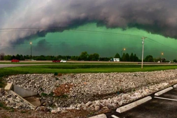 அமெரிக்காவில் பச்சை நிறத்தில் தோன்றிய வானம்!