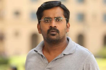 நடிகர் கருணாகரனுக்கு இவ்வளவு பெரிய மகளா.. அமெரிக்காவில் படிப்பை முடித்து இருக்கும் ஸ்டில்கள்