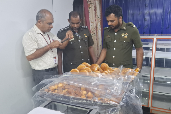 காத்தன்குடியில் திடீர் சுற்றிவளைப்பில் சிக்கிய 21பேர் ; வழக்கு தாக்கல் | 21 Arrested In Kattankudy Raid காத்தன்குடியில் திடீர் சுற்றிவளைப்பில் சிக்கிய 21பேர் ; வழக்கு தாக்கல் | 21 Arrested In Kattankudy Raid