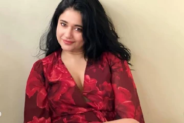 செருப்பை கழட்டியபடி போஸ்!! பூனம் பாஜ்வாவின் காதலர் தின ஸ்பெஷல்