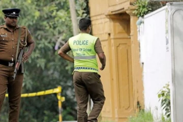 நடுவீதியில் கை, கால்கள் கட்டப்பட்ட நிலையில் கிடந்த இளம் பெண்