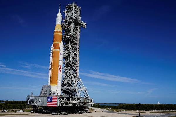 மீண்டும் நிலவுக்கு மனிதர்கள் ; 50 ஆண்டுகளுக்குப் பின் நாசாவின் சாதனைப் பயணம் | Humans Bac Moon Nasa Record Journey After 50 Years