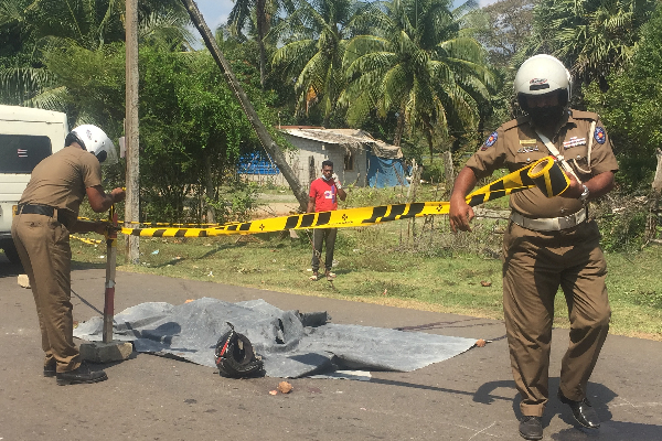 இன்று இடம்பெற்ற கோர விபத்து; முதியவரை பந்தாடிவிட்டு தப்பியோடிய இராணுவ வாகனம் | Elderly Man Was Run Over By A Vehicle In Vavuniya இன்று இடம்பெற்ற கோர விபத்து; முதியவரை பந்தாடிவிட்டு தப்பியோடிய இராணுவ வாகனம் | Elderly Man Was Run Over By A Vehicle In Vavuniya