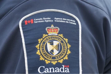 நாடுகடத்தல்களை தற்காலிகமாக இடைநிறுத்திய கனடா