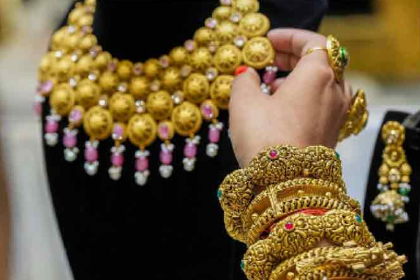 இலங்கையில் மீண்டும் தங்க விலையில் மாற்றம் : ஒரே நாளில் 15,000 ரூபாய் அதிகரிப்பு | Gold Price Increase In Sri Lanka By 10000 Rupees