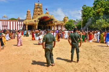 நல்லூர் ஆலயத்தில் ஊதுபத்தி விற்பனையில் ஈடுபட்ட குழுவினரிடம் இருந்து கைக்குழந்தை உட்பட ஆறு சிறுவர்கள் மீட்பு
