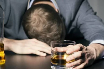 10 ஆயிரம் ரூபாய்க்காக மதுவில் தண்ணீர் கலக்காமல் குடித்த நபருக்கு ஏற்பட்ட சோகம்