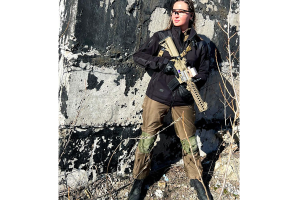 ரஷ்யாவுக்கு எதிராக போராட்ட களத்தில் இறங்கிய உக்ரைன் அழகி! (Photos) | Ukraine Former Miss Grand Anastasia Fight Russia