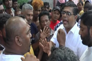 எம்பி முஜிபுர் ரஹ்மானை விரட்டியடித்த மக்கள்!