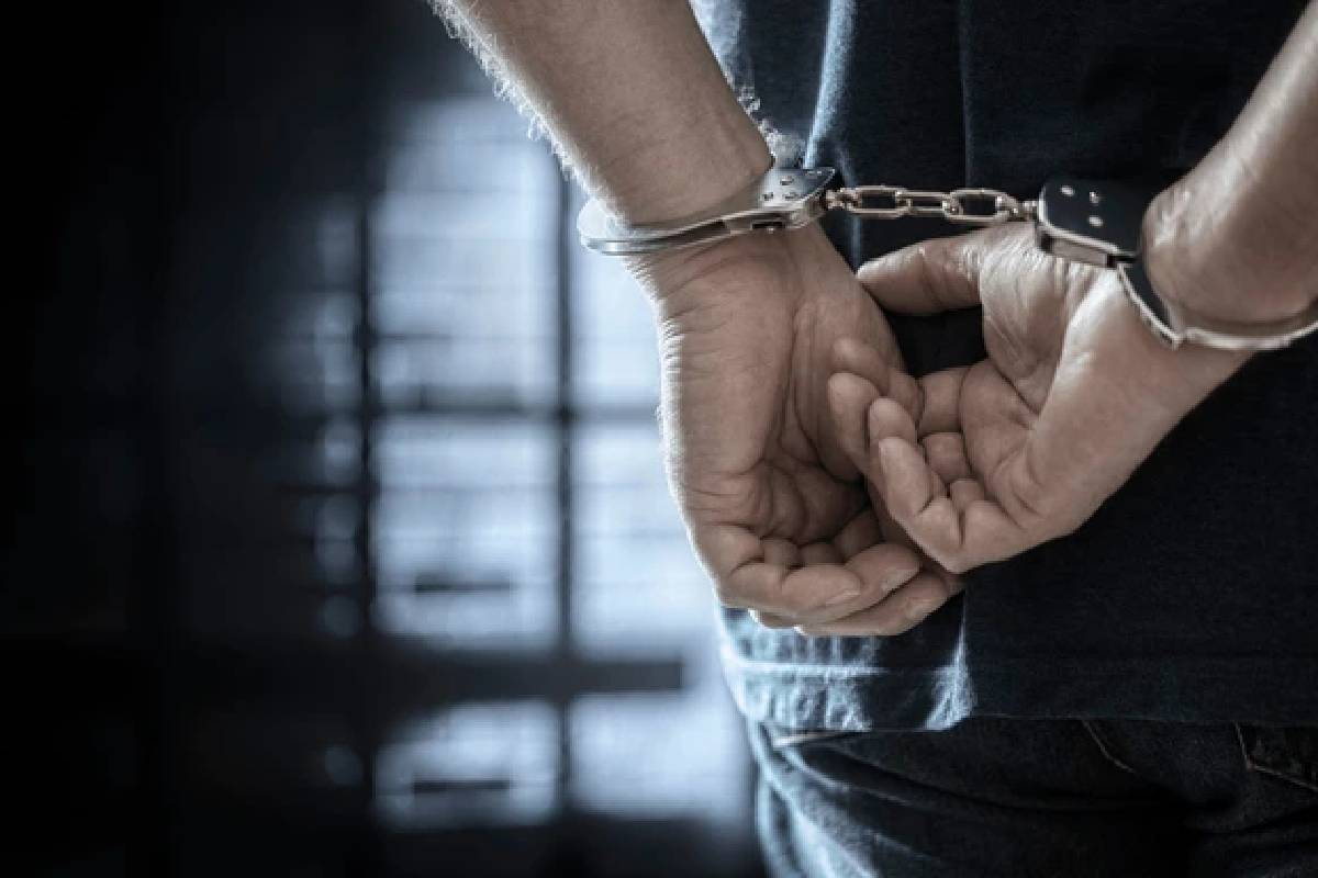 துப்பாக்கிதாரியை விரட்டியடித்த வீட்டு உரிமையாளர்! | Gunman By Attacking Him With Chair And Knife