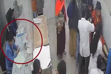 மருத்துவமனையில் ரீல்ஸ் பார்த்த டாக்டர்; மூதாட்டி மரணம் - ஷாக் வீடியோ!