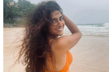 கடற்கரையில் கிளாமர் உடையில்.. பிரியா வாரியர் செம ஹாட் போட்டோஷூட்