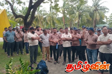 கவனயீர்ப்பு போராட்டத்தில் ஈடுபட்ட புல்மோட்டை கனிய மணல் ஊழியர்கள்