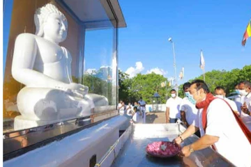 பிரதமர் மாவத்தகம யடிவல ஸ்ரீ குணவர்தனாராம விகாரையில் வழிபாட்டில் ஈடுபட்டார்