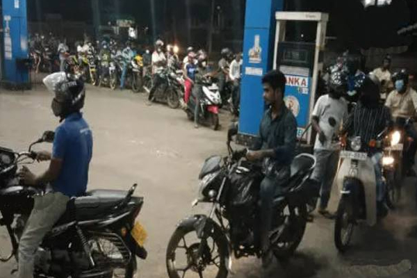 புத்தளத்தில் எரிபொருள் நிரப்பு நிலையத்தில் குவிந்த மக்கள் கூட்டம்! | Puttalam Diesel Fuel Petol Shortage People Line புத்தளத்தில் எரிபொருள் நிரப்பு நிலையத்தில் குவிந்த மக்கள் கூட்டம்! | Puttalam Diesel Fuel Petol Shortage People Line