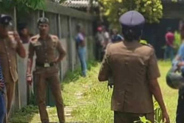 ප්‍රසිද්ධ තැනක නොහොබිනා ලෙස හැසිරුණු දරුවන් - ජෝඩු 24ක් අල්ලයි