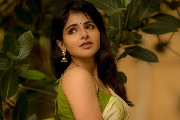 அந்த மாதியான ஆடையில் இளசுகளின் தூக்கத்தை கெடுத்த இளம் நடிகை.. கவர்ச்சி ஓவர்லோட் | Iswarya Menon Latest Hot Photoshoot