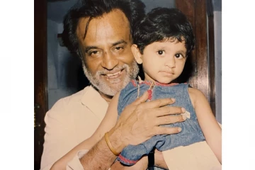 சூப்பர் ஸ்டார் ரஜினிகாந்த் தூக்கி வைத்திருக்கும் அந்த பிரபலத்தின் குழந்தை யார் தெரியுமா?