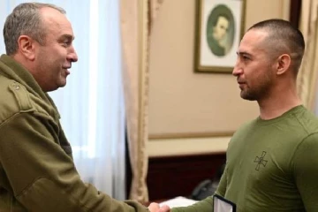 உக்ரேனிய வீரரின் துணிச்சலான செயல்: அஞ்சல் தலை வெளியிட்டு கெளரவம்