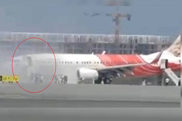 145 பயணிகளுடன் திடீரென தீப்பிடித்த விமானம்..! (காணொளி) | Fire At Muscat Airport Air India Express Plane