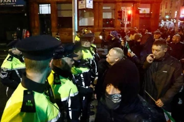 புலம்பெயர் மக்களை கொல்லுங்கள்... நாடொன்றில் வெடித்த கலவரத்தின் நடுங்கவைக்கும் பின்னணி