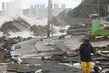 தென் கொரியாவை புரட்டிபோட்ட புயலால் விமான சேவைகள் ஸ்தம்பிதம்