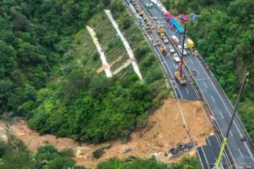 நெடுஞ்சாலை இடிந்து விழுந்து கோர விபத்து - 24 பேர் உயிரிழப்பு!